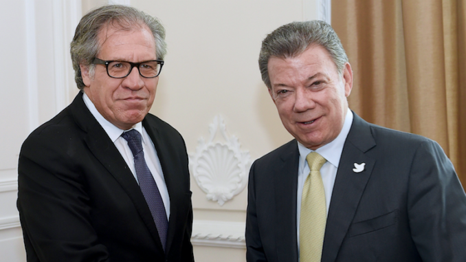 BOGOTÁ (COLOMBIA), 13/10/2016. El presidente colombiano, Juan Manuel Santos (d), estrecha la mano al secretario general de la OEA, Luis Almagro (i), momentos previos a una reunión hoy, 13 de octubre de 2016, en el Palacio de Nariño de Bogotá (Colombia). Almagro celebró en días recientes el reinicio del diálogo de paz entre Gobierno de Colombia y el Ejército de Liberación Nacional (ELN). EFE/JUAN PABLO BELLO - SIG/PRESIDENCIA DE COLOMBIA/SOLO USO EDITORIAL/NO VENTAS