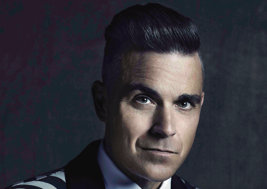 MADRID, 31/10/2016.- Fotografía facilitada por la discográfica Sony Music, del músico británico Robbie Williams, que ha condedido una entrevista en exclusiva a la Agencia EFE con motivo de la salida a venta, este viernes, de su undécimo disco de estudio, «The heavy entertainment show», el primer álbum de pop en 4 años, con que el que pretende recuperar el tiempo perdido y reivindicarse -con ayuda de The Killers, Rufus Wainwright o Ed Sheeran- como genio del espectáculo, aunque «sin la necesidad de antaño de vencerse a sí mismo». Williams ha reconocido que «llegó un momento en mi carrera en el que el lugar que ocupaban mis discos en las listas de ventas me preocupaba de una forma neurótica». EFE/