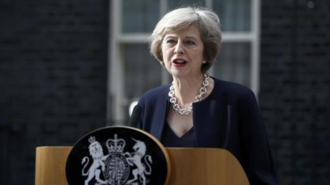 theresa-may-en-podio