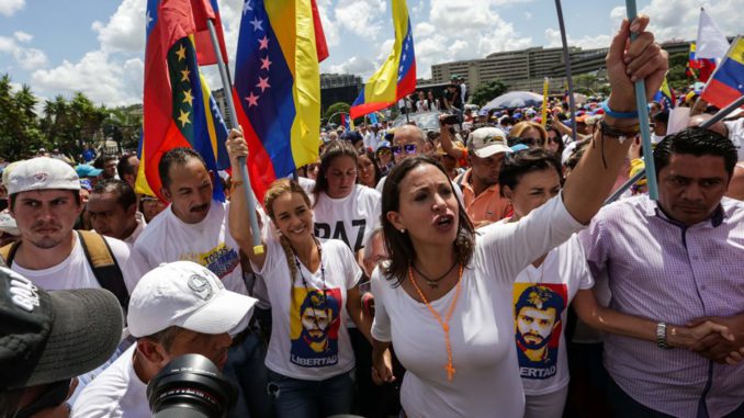 Cientos de mujeres marchan en Caracas para exigir reactivación de revocatorio