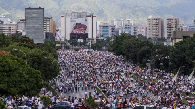 MILES DE OPOSITORES SE MANIFIESTAN EN VENEZUELA