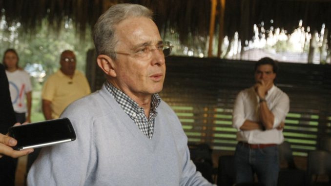 ALVARO URIBE VELEZ DA DECLARACIONES TRAS VOTACIONES POR EL PLEBISCITO.