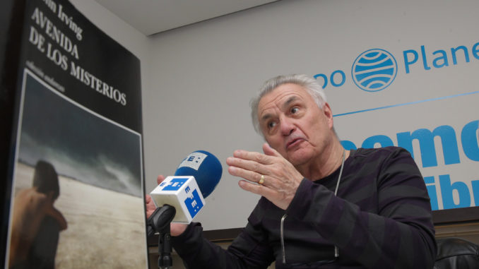 JOHN IRVING ESPERA QUE LOS JÓVENES HAYAN "APRENDIDO LA LECCIÓN" CON TRUMP