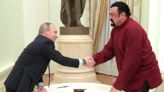 PUTIN SE REÚNE CON STEVEN SEAGAL EN MOSCÚ