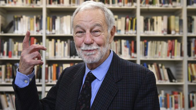 EL SUTIL E IRÓNICO EDUARDO MENDOZA RECIBE EL PREMIO CERVANTES