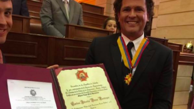 Congreso colombiano condecora a Carlos Vives por su aporte a música y cultura