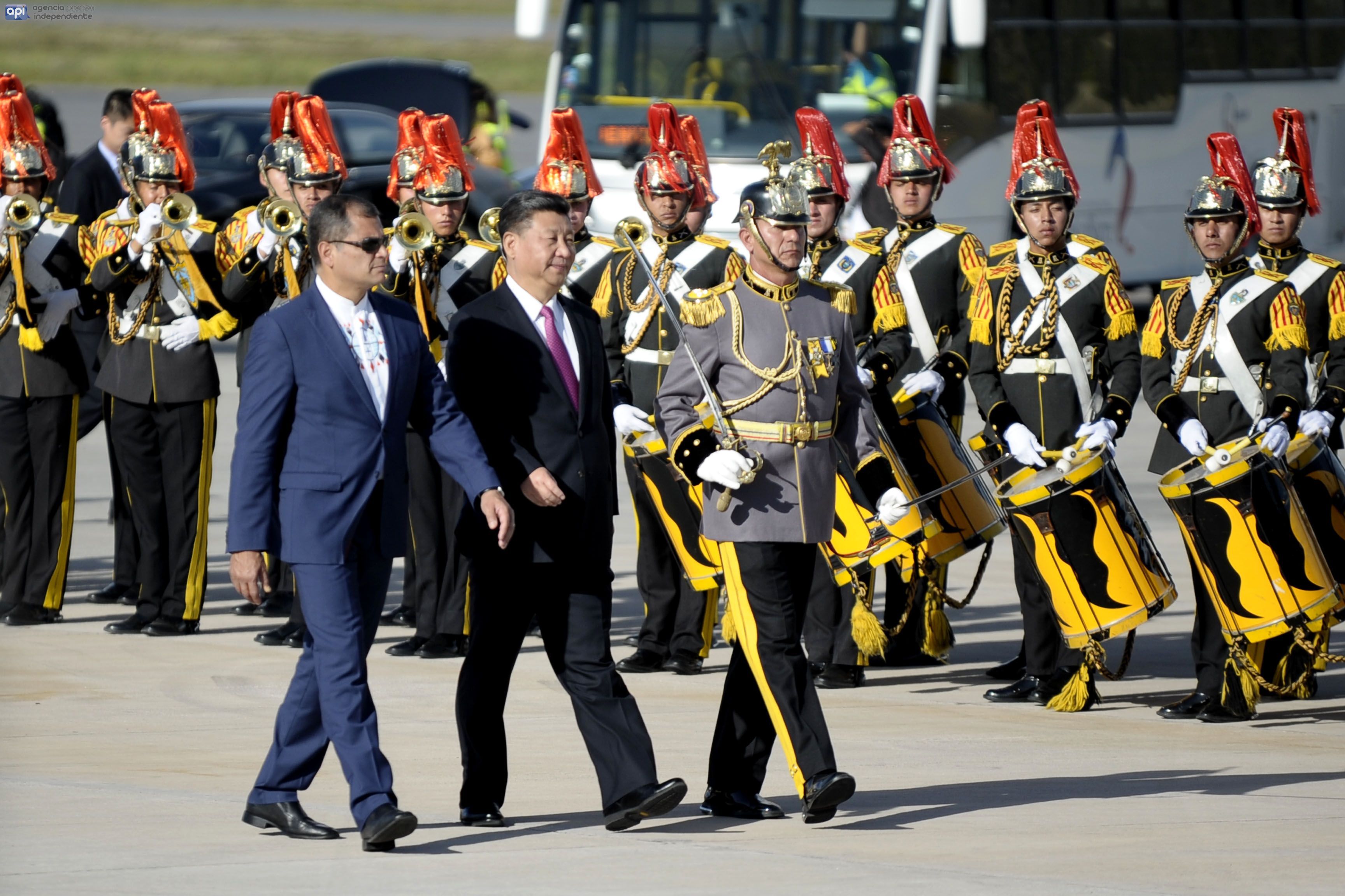 Presidente de China, Xi Jinping con el presidente ecuatoriano Rafael Correa a su arribo al aeropuerto internacional Mariscal Sucre, durante su primera visita oficial a Ecuador, en Quito 17 de noviembre del 2016. FOTO API / JUAN RUIZ