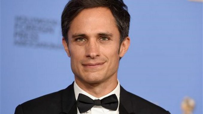 gael-garcia-bernal-de-terno