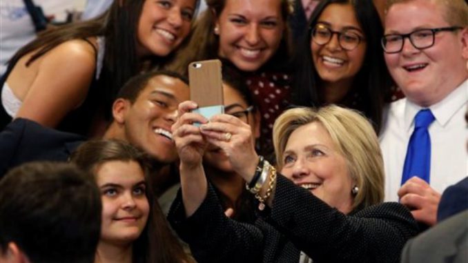 hillary-selfie-con-chicas