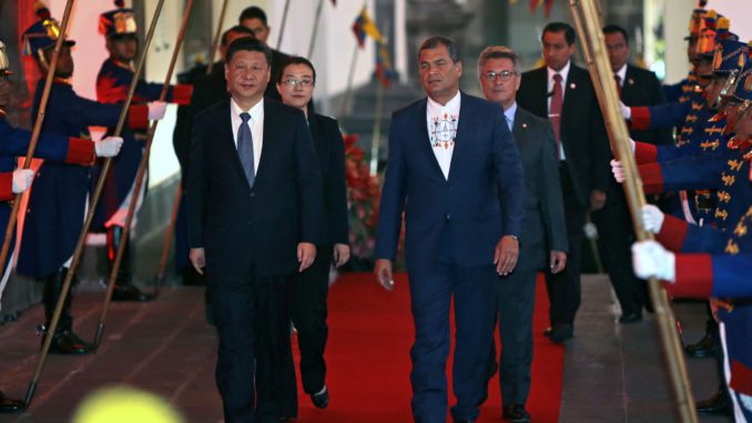 El Presidente de China, (i) Xi Jinping ingresa con el presidente ecuatoriano (d) Rafael Correa al Palacio de Carondelet, durante su primera visita oficial a Ecuador, en Quito 17 de noviembre del 2016. FOTOS API / JUAN CEVALLOS.