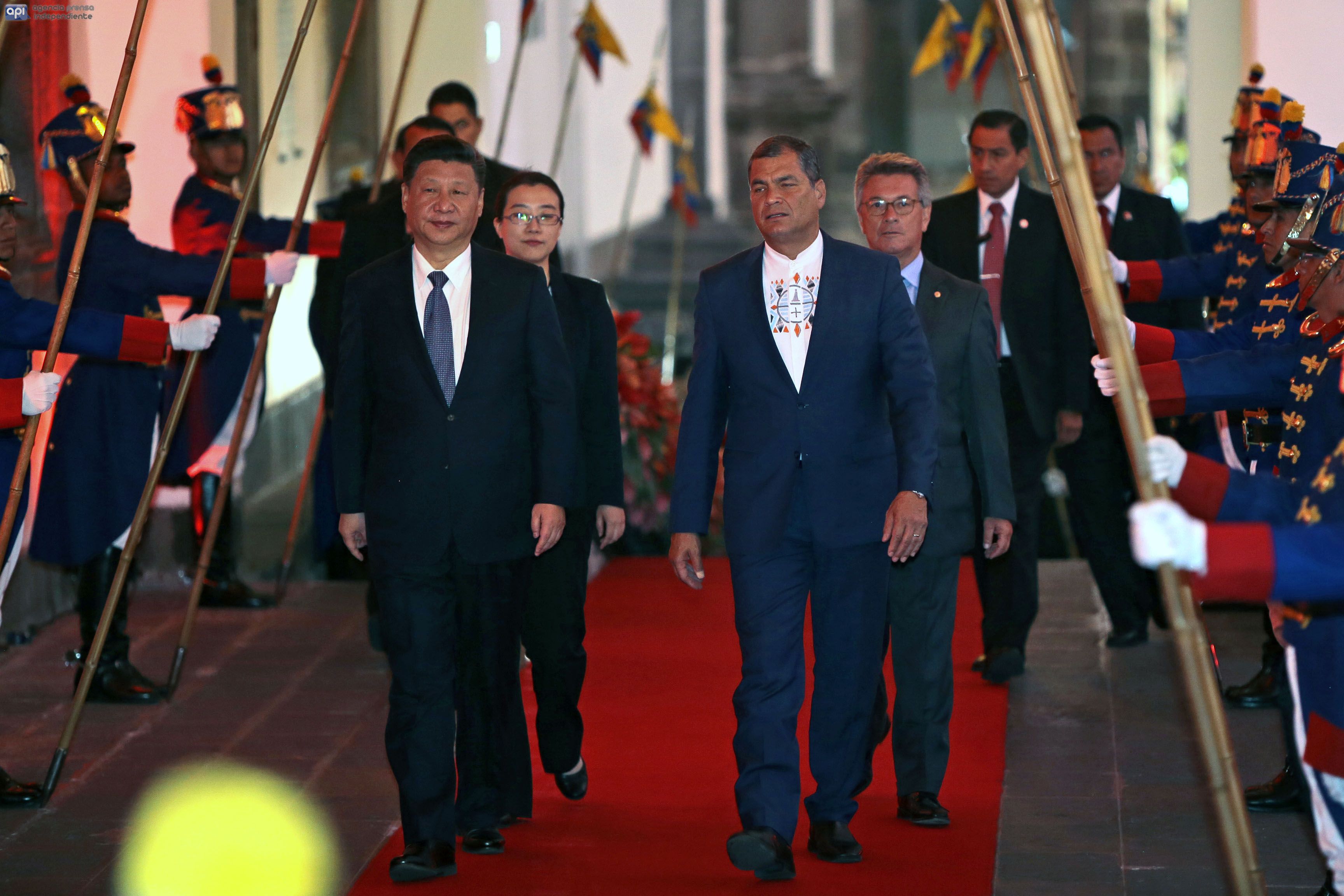 El Presidente de China, (i) Xi Jinping ingresa con el presidente ecuatoriano (d) Rafael Correa al Palacio de Carondelet, durante su primera visita oficial a Ecuador, en Quito 17 de noviembre del 2016. FOTOS API / JUAN CEVALLOS.