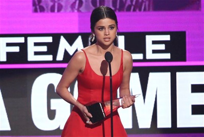 selena-gomez-american-music-awards