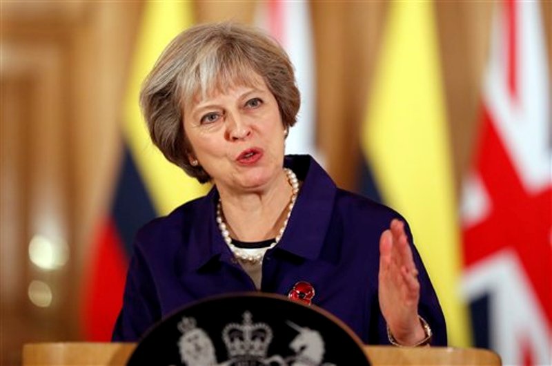 theresa-may-de-morado-con-perlas