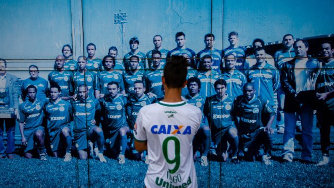 AFICIONADOS DEL CHAPECOENSE RINDEN HOMENAJE A SU EQUIPO