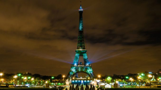 eiffel-tower-color-verde-por-acuerdo-paris