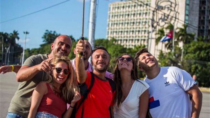 turistas-cuba-muerte-fidel