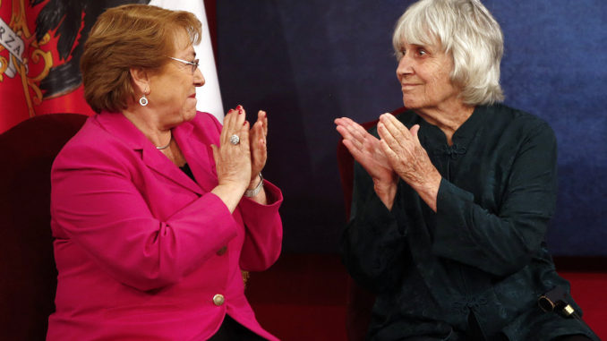CONDECORAN EN CHILE A LA BRITÁNICA JOAN TURNER, VIUDA DE VÍCTOR JARA