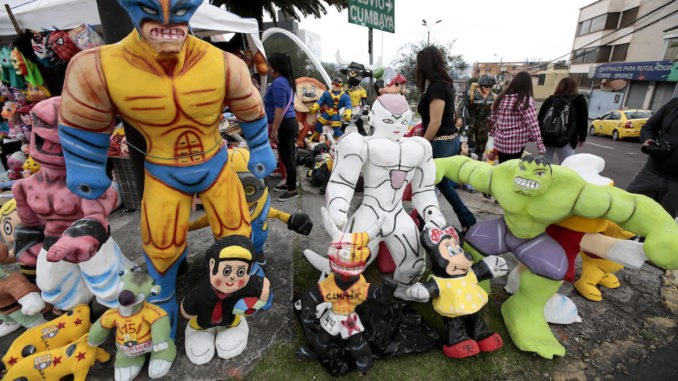 Monigotes de políticos, futbolistas y héroes arderán en Año Viejo en Ecuador