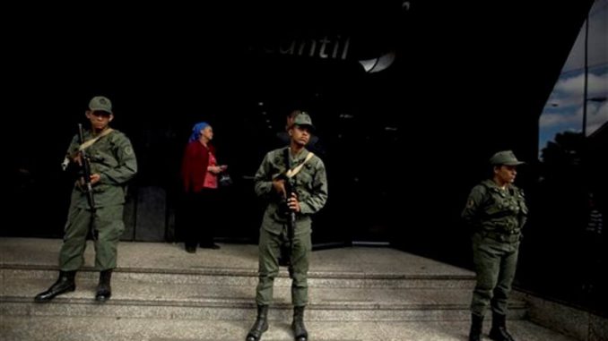 caracas-guardias-protegen-bancos-de-saqueos