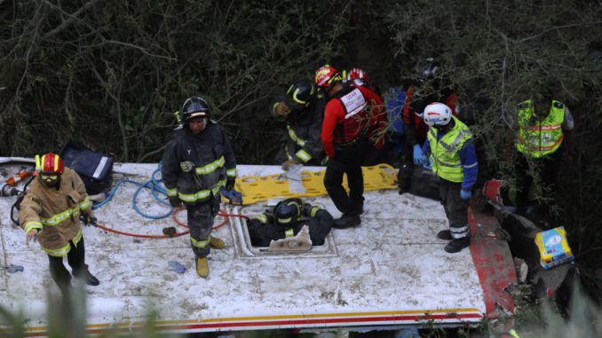2016-12-08-QUITO-ECUADOR. Accidente de transito en el sector de Oyacoto deja varios muertos y heridos. Autobus se presipitó 60m abajo. APIFOTO/JUAN RUIZ
