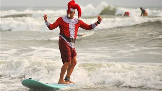 papa-noel-surfea-en-cocoa-beach