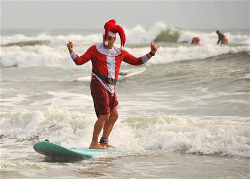 papa-noel-surfea-en-cocoa-beach