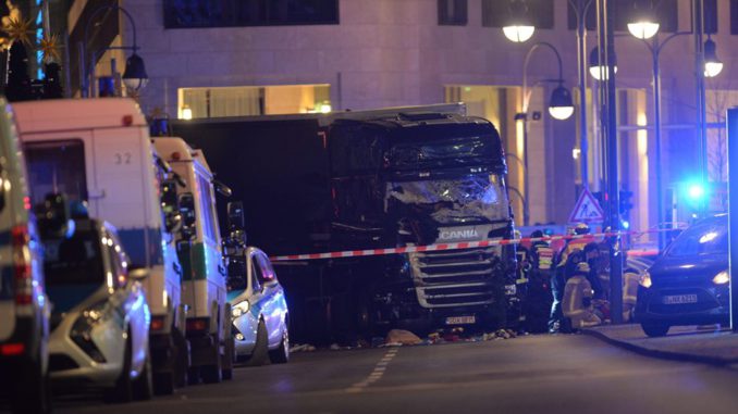 CAMIÓN SE ESTRELLA CON UN MERCADO NAVIDEÑO EN BERLÍN
