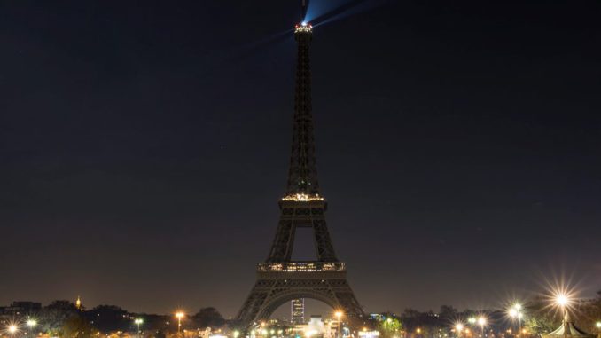 LA TORRE EIFFEL SE APAGARÁ ESTA NOCHE EN APOYO DE LOS HABITANTES DE ALEPO