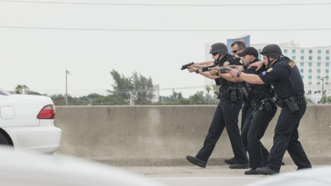 Policía dice que es pronto para hablar de terrorismo por el tiroteo de EE.UU.