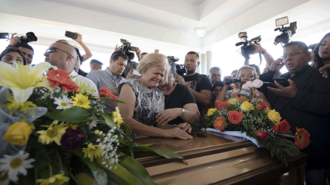 SEPULTAN RESTOS DEL PERIODISTA IGOR PADILLA, ASESINADO EL MARTES EN HONDURAS