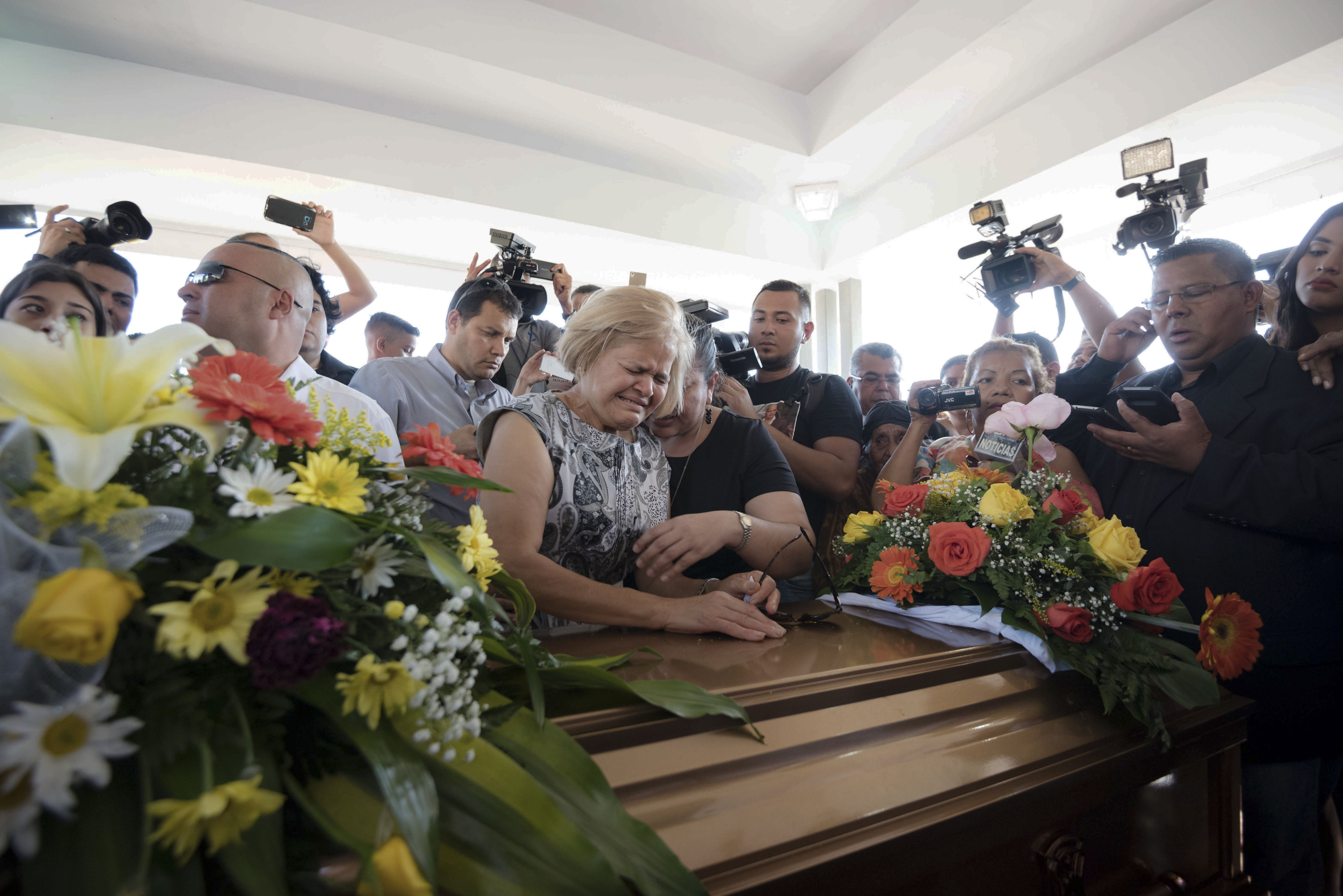 SEPULTAN RESTOS DEL PERIODISTA IGOR PADILLA, ASESINADO EL MARTES EN HONDURAS