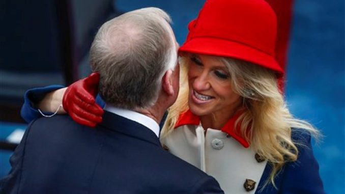 Asesora de Trump vestida rara