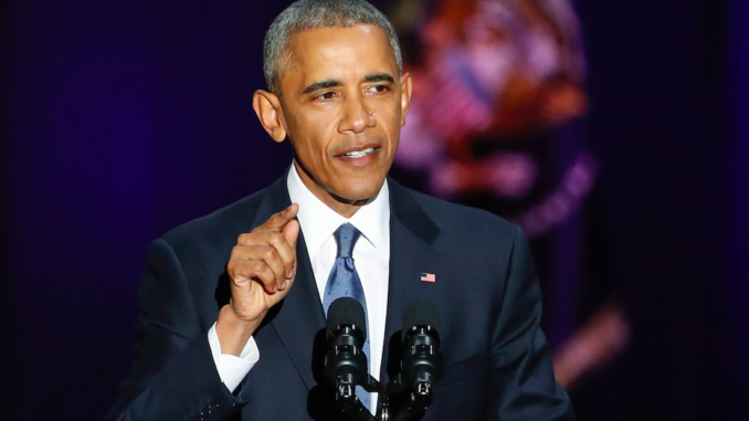 CHICAGO (EE.UU.), 10/01/2017.- El presidente de Estados Unidos, Barack Obama, habla hoy, martes 10 de enero de 2017, durante su discurso de despedida como mandatario de los estadounidenses, en e McCormick Place de Chicago, Illinois (EE.UU.). Obama comenzó hoy su discurso de despedida dando las gracias a todos sus compatriotas por haberle hecho un "mejor" mandatario y un "mejor hombre" durante estos últimos ocho años. EFE/KAMIL KRZACZYNSKI