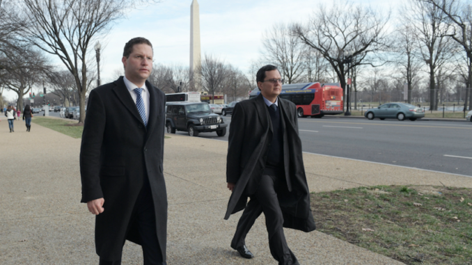 WASHINGTON (EE.UU.), 13/01/2017.- El alcalde de Quito Mauricio Rodas (i) junto al presidente de la Comisión Metropolitana de Quito Gastón Velázquez (d) son vistos luego de una reunión con el jefe del Gabinete de Luis Almagro, Gonzalo Koncke hoy, viernes 13 de enero del 2017, en el Edificio Administrativo de la OEA en Washington (Estados Unidos), para denunciar la persecución política que esta haciendo el gobierno de Rafael Correa sobre el municipio de Quito que el lidera. EFE/LENIN NOLLY.