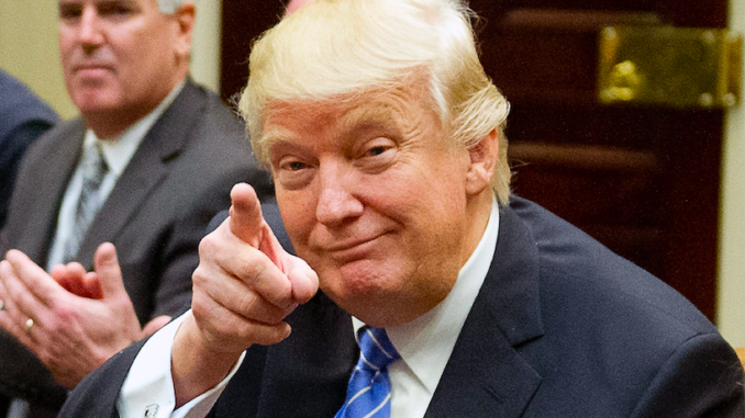 WASHINGTON DC (EE.UU.), 23/01/2017.- El presidente estadounidense, Donald J. Trump, participa en una sesión de líderes del sector Trabajo en el Salón Roosevelt de la Casa Blanca en Washington DC hoy, 23 de enero de 2017. EFE/Ron Sachs/POOL