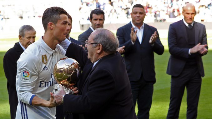 REAL MADRID - GRANADA / CRISTIANO DEDICA BALÓN DE ORO A LA AFICIÓN