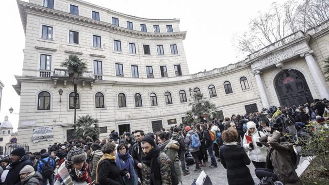SUSPENDEN SERVICIO DE METRO DE ROMA Y EVACUADAS ALGUNAS ESCUELAS TRAS SEISMOS