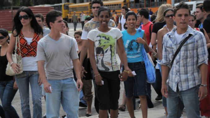 jóvenes cubanos