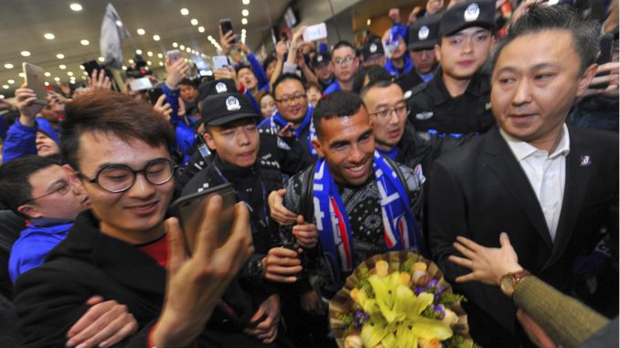 El delantero argentino llega a Shanghái para incorporarse a su nuevo equipo, el Shanghai Shenhua