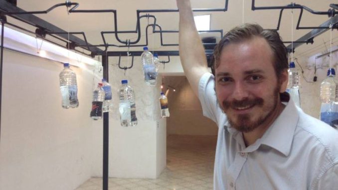 Evandro con instalación botellas mar