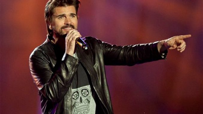 Juanes fondo fucsia