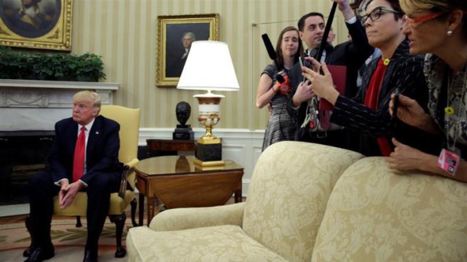 Trump con periodistas casa blanca