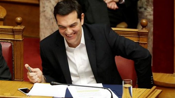 Tsipras se rie