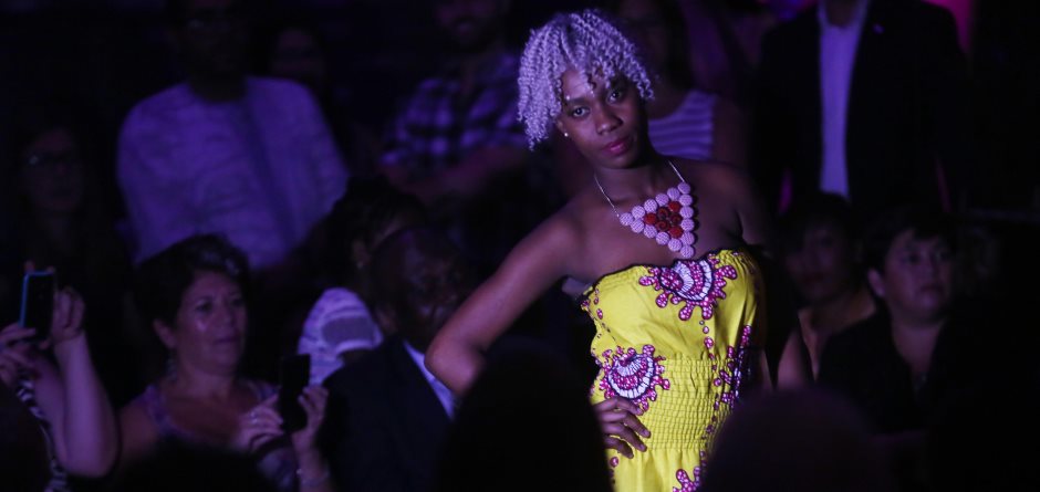 COLORES Y ESTAMPADOS AFRICANOS INUNDAN DESFILE «AFRICAN WORLD STYLE» DE CHILE