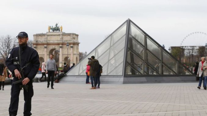 atentado en francia louvre 2