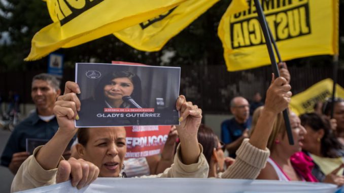 Diputados protestan frente a Supremo y Defensoría por elecciones en Venezuela