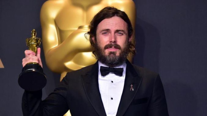 Casey Affleck alzando Oscar