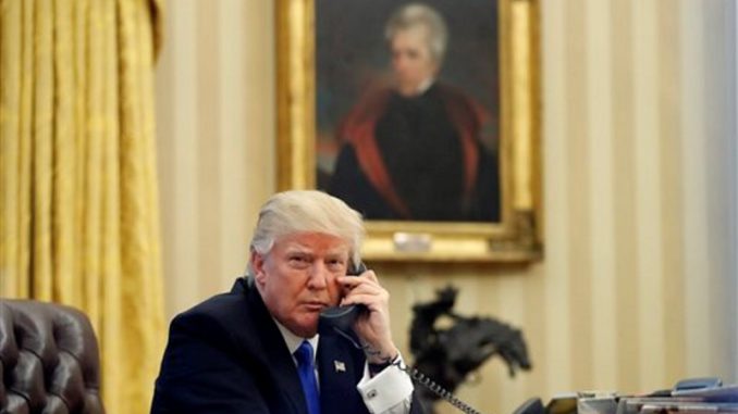 Donald Trump habla por telefono