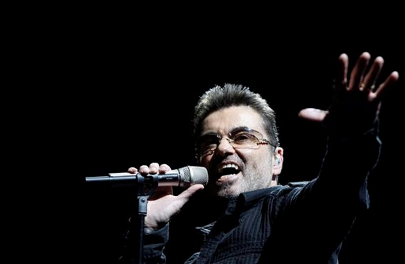 George Michael cantando