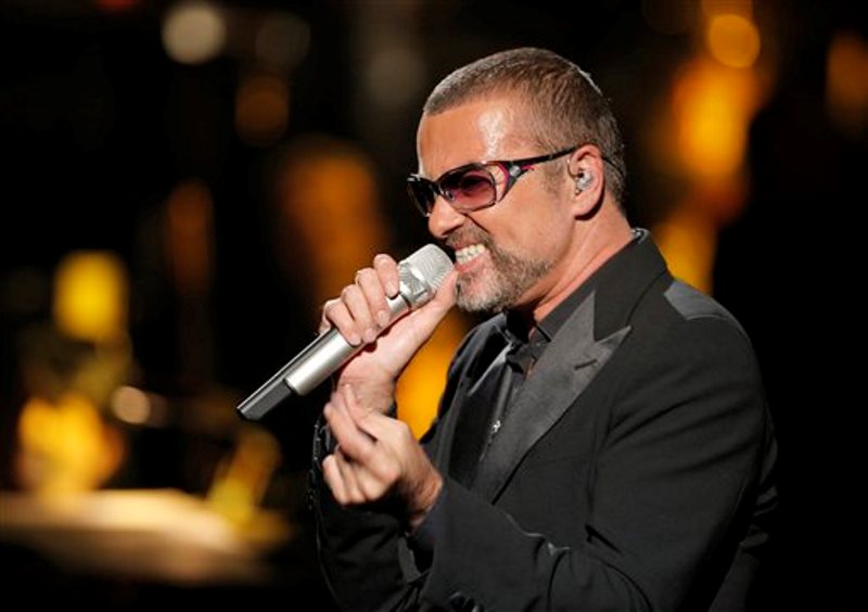 George Michael con micrófono